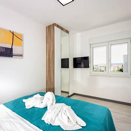 Modern With Private Balcony - One Bedroom Kastela