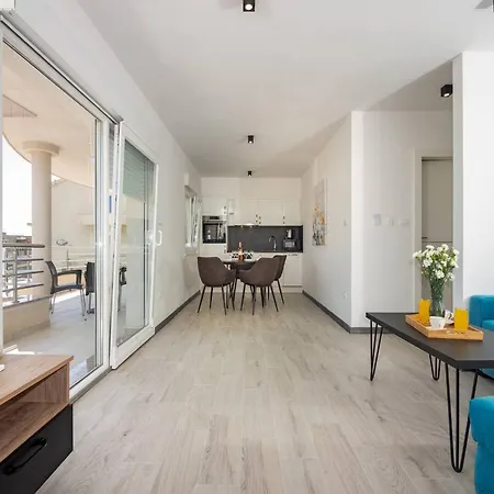 Modern With Private Balcony - One Bedroom Apartment Kastela